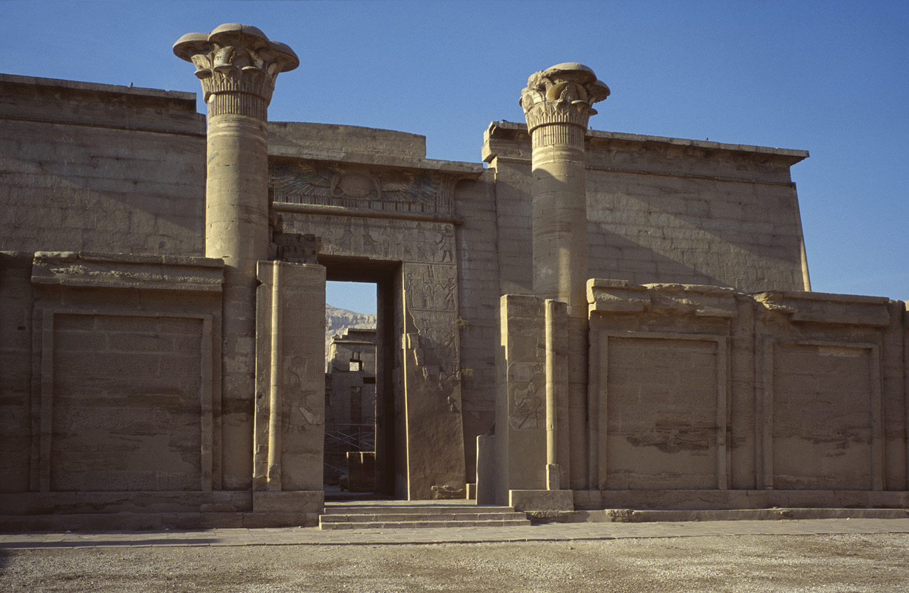 egyp10_35 temple ramses iii 1re cour.jpg - Thèbes Ouest  temple de Ramses III la première cour Provia 100 F